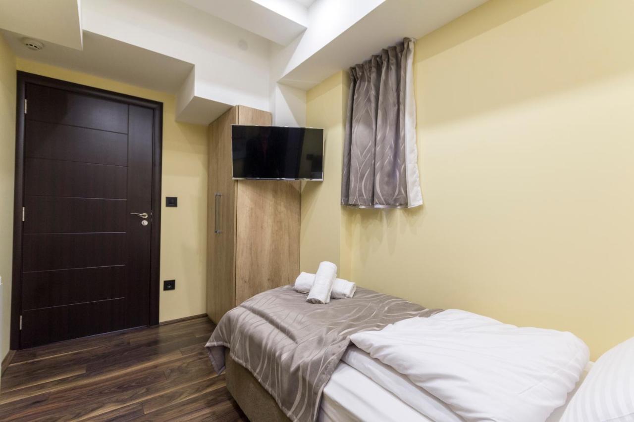 Madison Inn Suites - Wilson'S Square Belgrade Exterior photo
